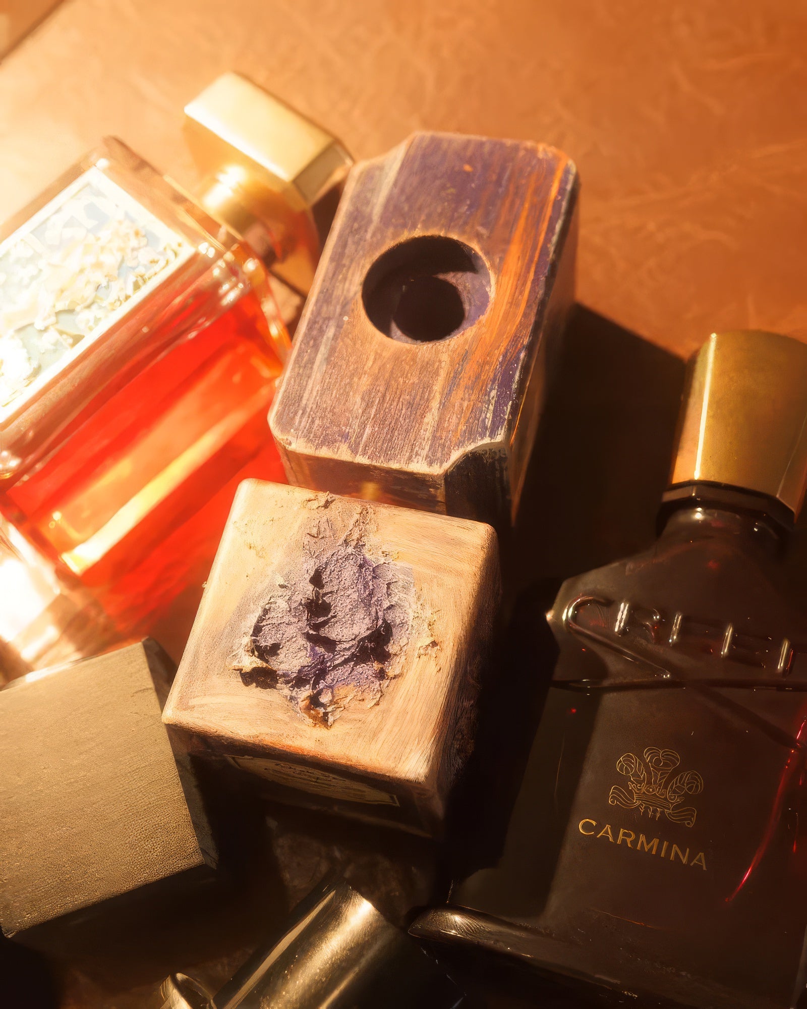 Adi Ale Van Decembrie 89 Freedom Elixir flacon on leather beside amber bottles, sweet gourmand fragrance decant