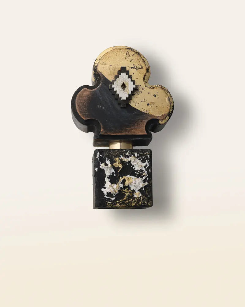 Adi Ale Van – Diamonitirion Elixir Atonit is a radiant, crystalline gourmand that blends elegance, depth, and sparkling sweetness