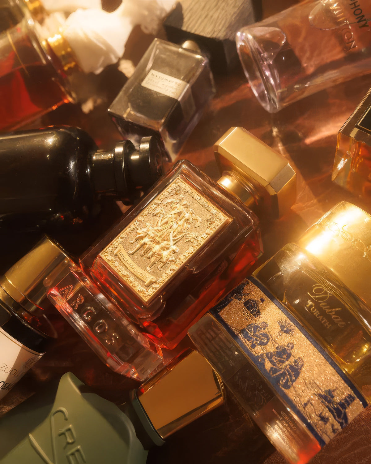 Argos Triumph of Bacchus Flakon leuchtet zwischen verstreuten Flaschen in warmem Licht, Decant eines würzigen Extrait de Parfum