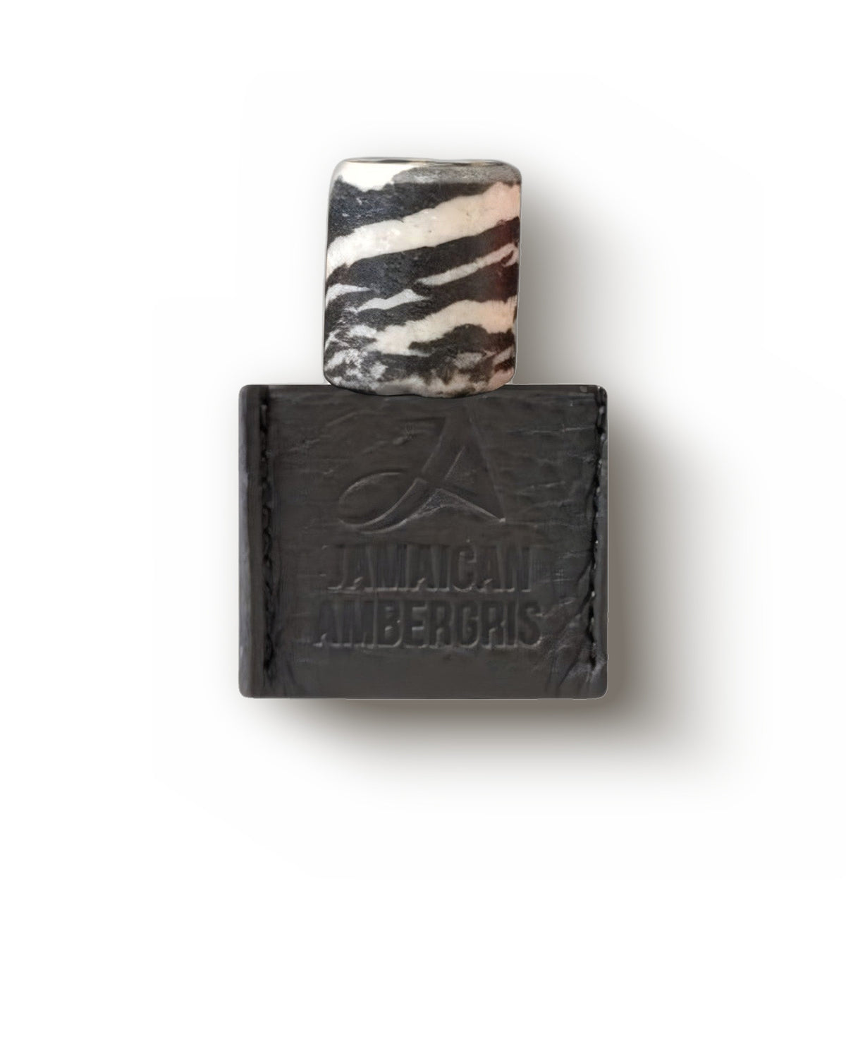 Ensar Oud Jamaican Ambergris Purple Sultani 크림 배경에 로고를 새긴 블랙 레더 플라콘, 우디 우드 엑스트레 디캔트