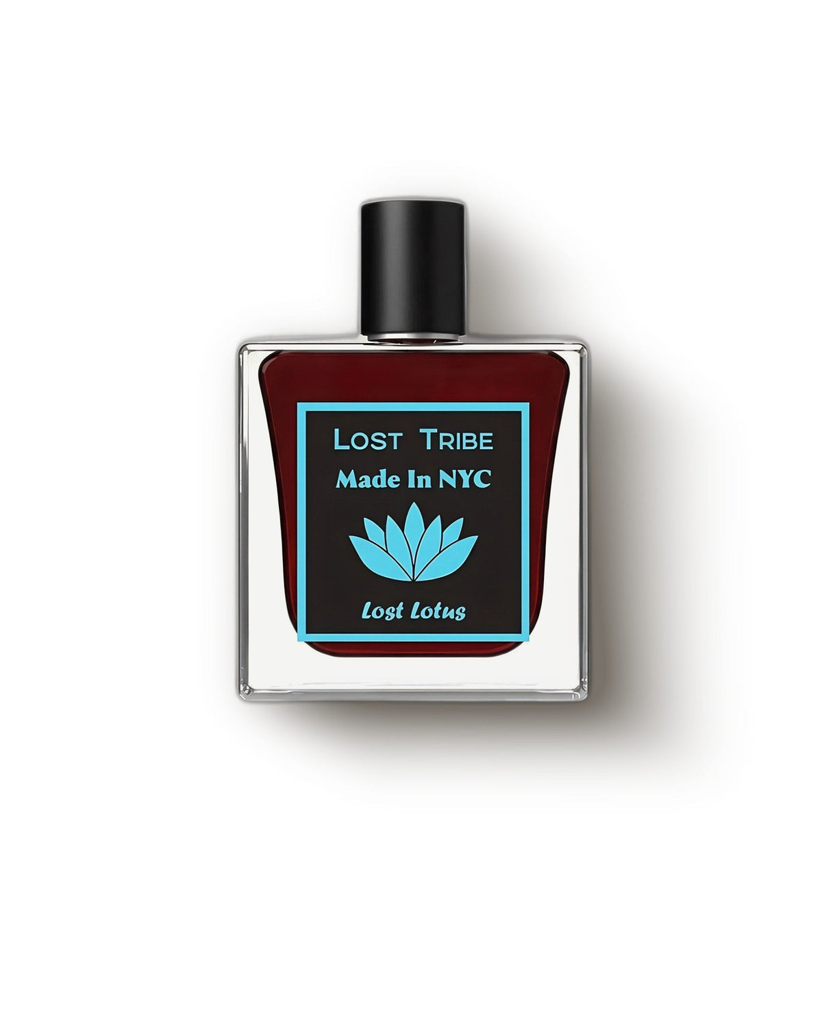 Lost Tribe Lost Lotus Flakon mit tiefrotem Duft vor sanftem grauem Hintergrund, blumiges Lotus-Nischenparfüm-Decant