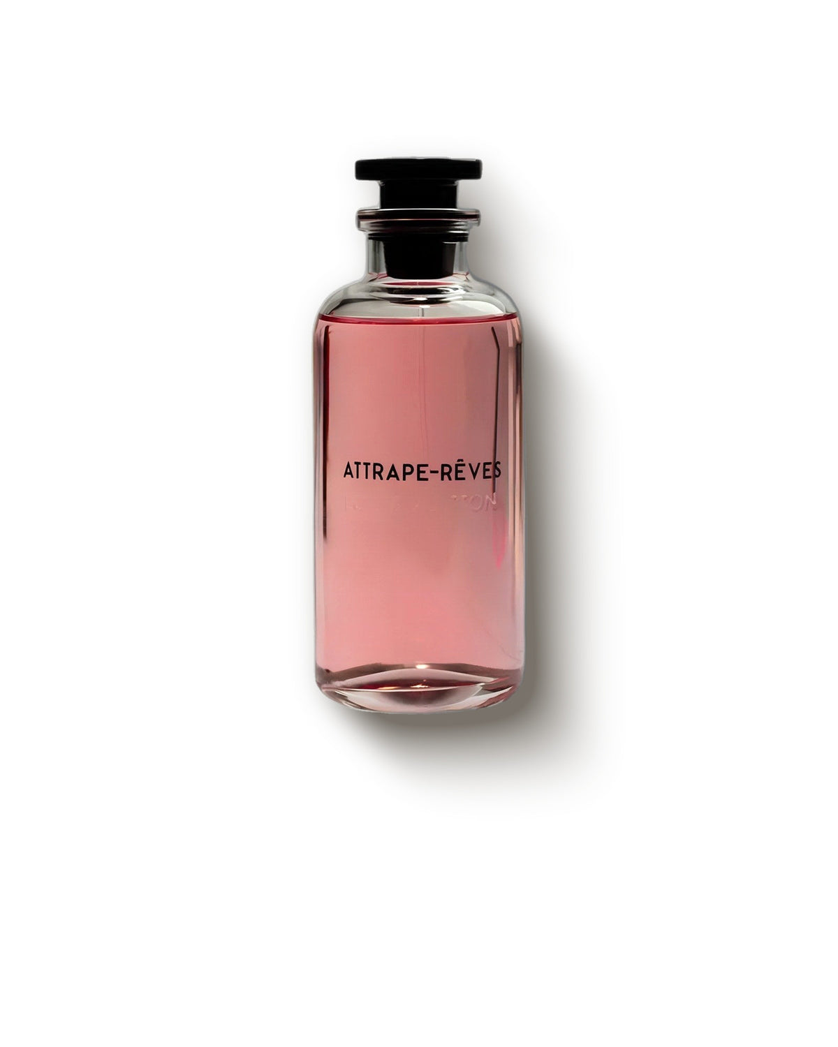 Botol kaca merah muda Louis Vuitton Attrape-Reves dengan tutup hitam di latar krem lembut, decant parfum floral buah