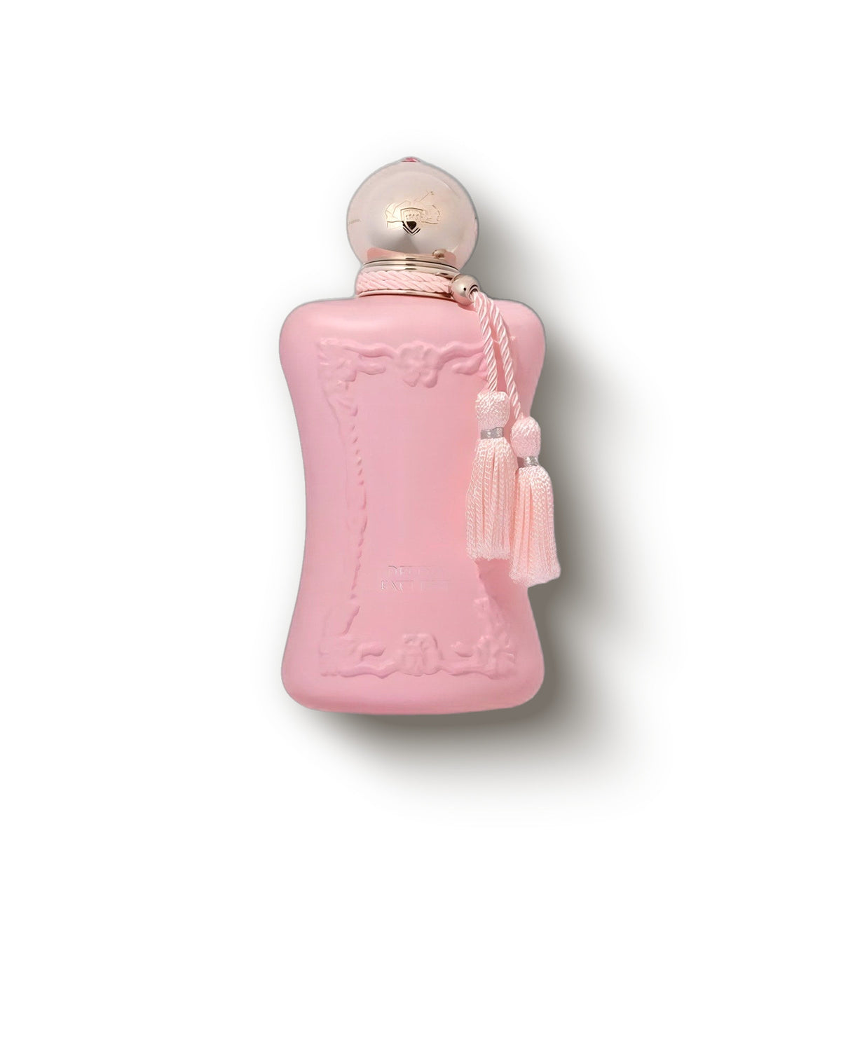 Parfums de Marly Delina Exclusif, matowy różowy flakon ze złotą nakrętką i chwostem na kremowym tle, kwiatowy różany decant extrait
