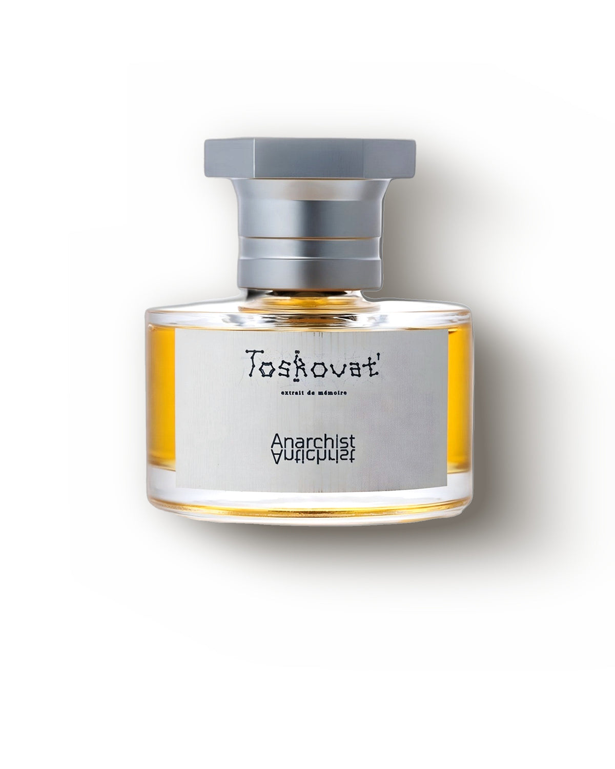 Flakon Toskovat Anarchist A♭ z bursztynowym extrait de parfum na miękkim szarym tle studia, drzewny niszowy decant perfum