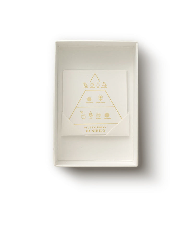 علبة مجموعة اكتشاف عطور نيش Gouttes Rares مفتوحة مع بطاقة هرم النوتات الذهبية لعطر Blue Talisman، مجموعة اكتشاف منتقاة