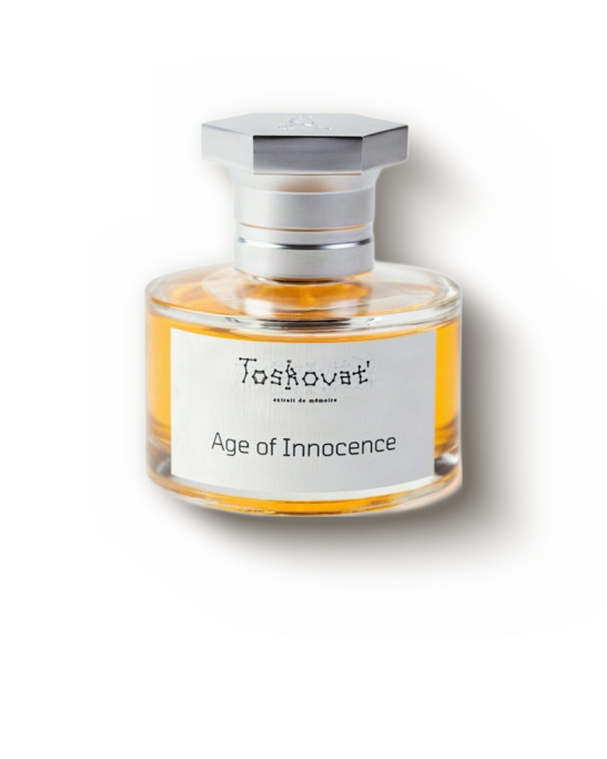Toskovat Age of Innocence, front view: a round clear bottle of amber juice under a hexagonal brushed-silver cap, its white label printed with the Toskovat' logo, extrait de mémoire and Age of Innocence.