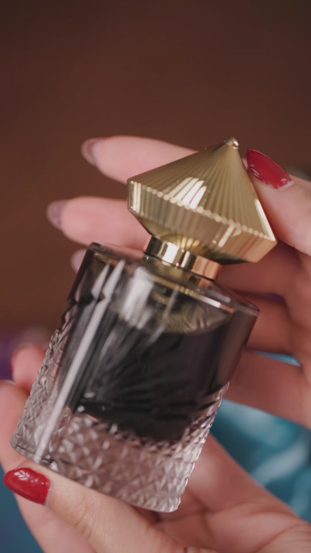 Areej Le Doré - Nepalese Patchouli perfume decant video | woody, floral fragrance